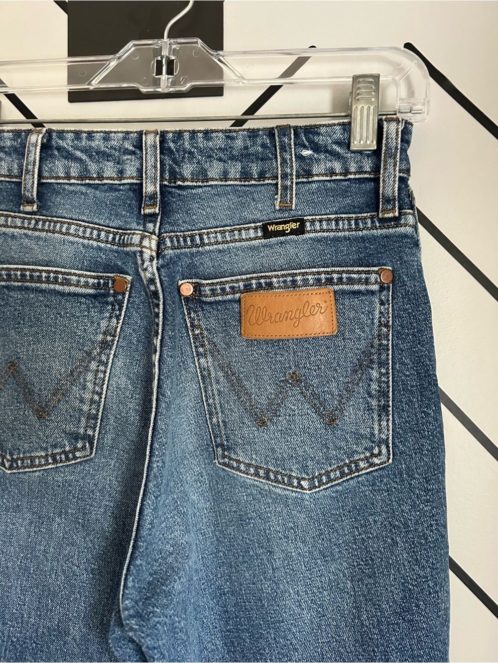 NWOT wrangler women’s mom jeans medium wash stretch
